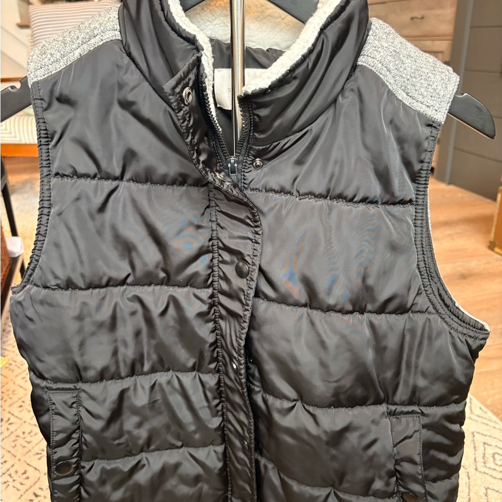 Skies Are Blue Black Quilted Puffer Vest with Contrast Sherpa Trim